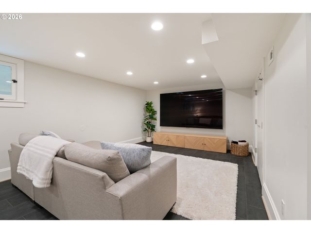 2862 Nw WESTOVER Rd, Portland, OR 97210