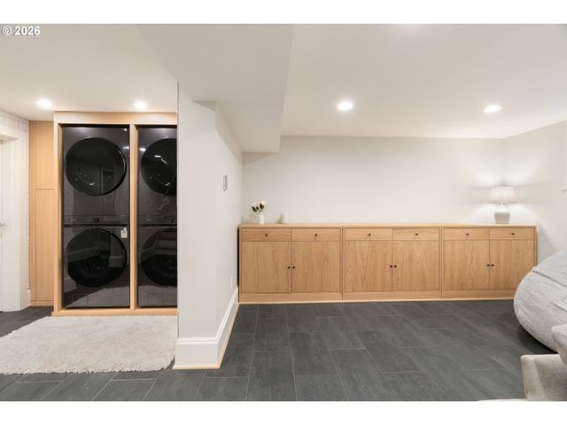 2862 Nw WESTOVER Rd, Portland, OR 97210