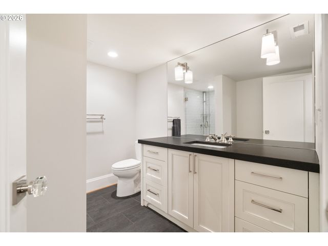 2862 Nw WESTOVER Rd, Portland, OR 97210