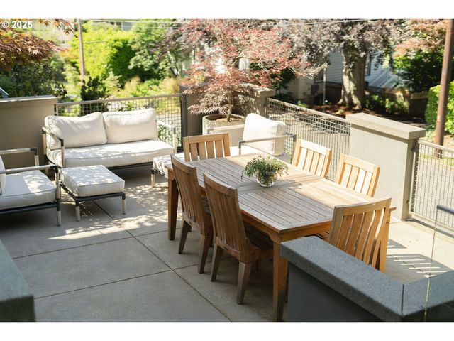 2862 Nw WESTOVER Rd, Portland, OR 97210