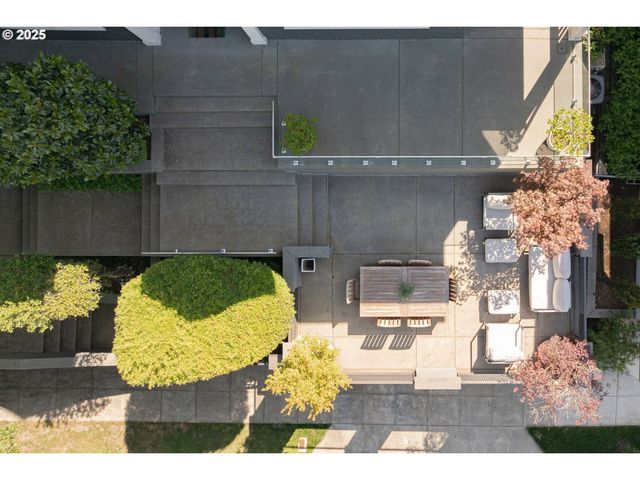 2862 Nw WESTOVER Rd, Portland, OR 97210