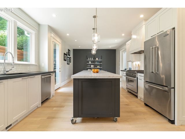 2862 Nw WESTOVER Rd, Portland, OR 97210