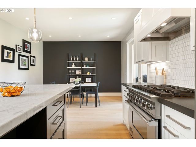 2862 Nw WESTOVER Rd, Portland, OR 97210