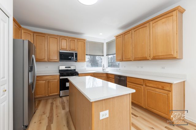 1110 OAKHILL Drive, Aurora, IL 60502