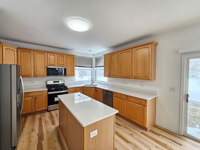 1110 OAKHILL Drive, Aurora, IL 60502