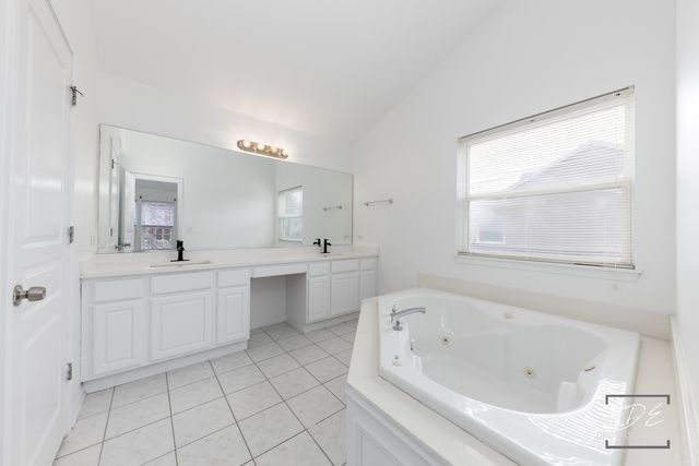 1110 OAKHILL Drive, Aurora, IL 60502