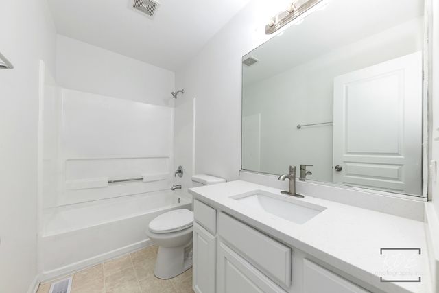 1110 OAKHILL Drive, Aurora, IL 60502