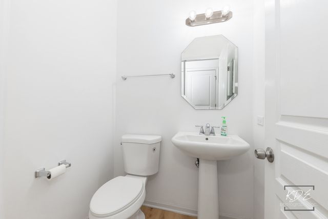 1110 OAKHILL Drive, Aurora, IL 60502