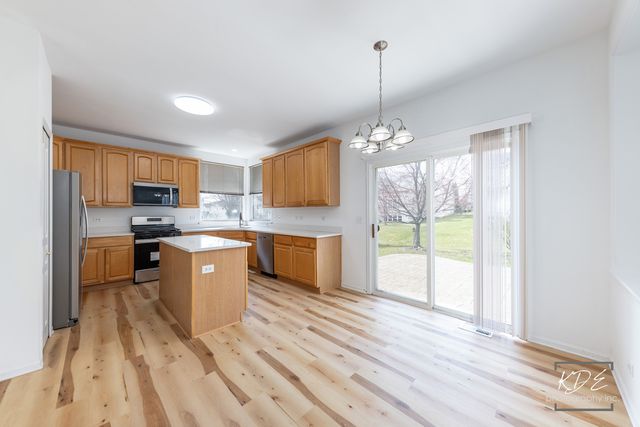 1110 OAKHILL Drive, Aurora, IL 60502