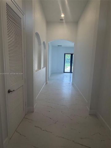 8711 NW 41st St, Cooper City, FL 33024