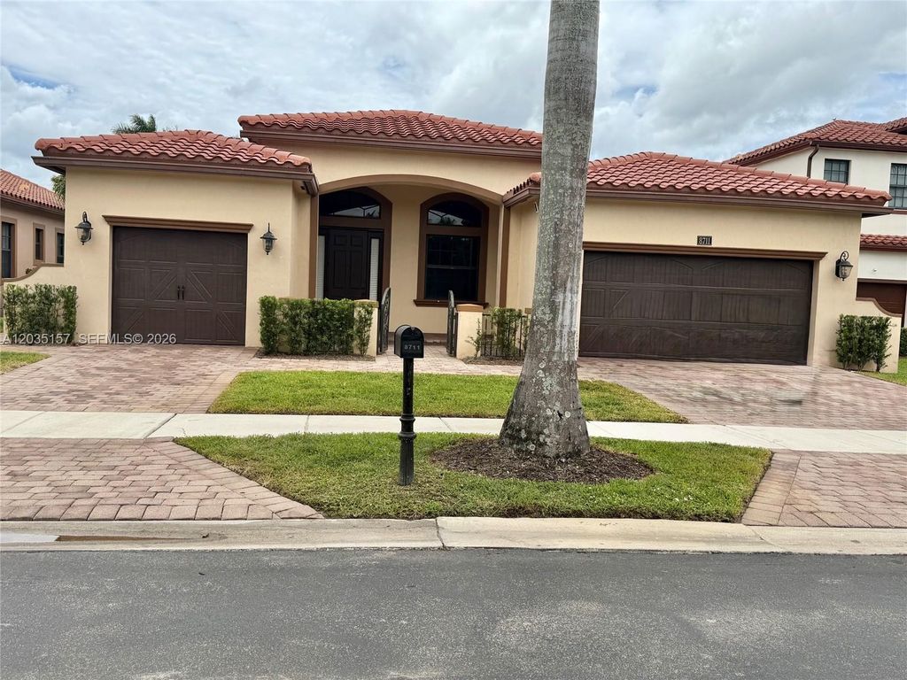 8711 NW 41st St, Cooper City, FL 33024