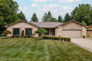 2048 Connolly Drive, Troy, MI 48098