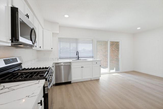 1910 Rambling Ridge Lane, Carrollton, TX 75007