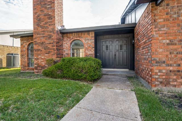 1910 Rambling Ridge Lane, Carrollton, TX 75007