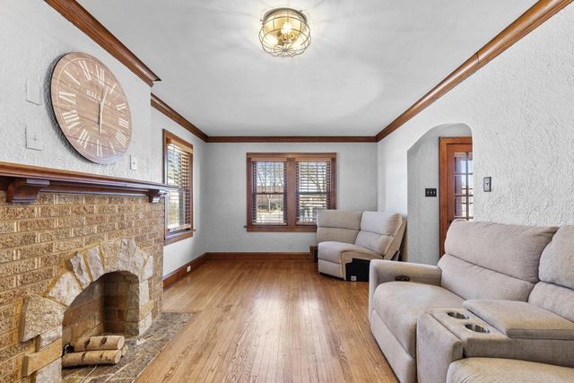 2403 S 109th STREET, West Allis, WI 53227