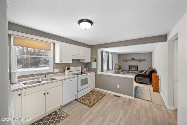 3906 Farmbrook Drive, Sylvania, OH 43560