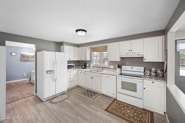 3906 Farmbrook Drive, Sylvania, OH 43560