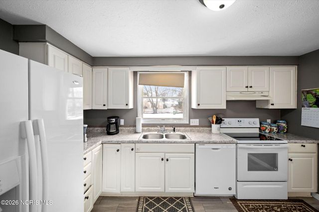 3906 Farmbrook Drive, Sylvania, OH 43560