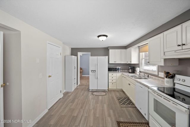 3906 Farmbrook Drive, Sylvania, OH 43560