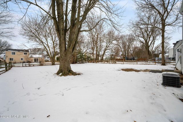 3906 Farmbrook Drive, Sylvania, OH 43560