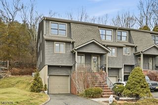 5 Mountain Ridge Rd, Bloomingdale Boro, NJ 07403