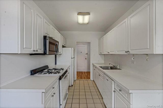 162-01 Powells Cove Boulevard 3N, Beechhurst, NY 11357