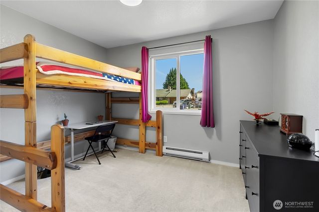 128 Glacier Avenue S, Pacific, WA 98047