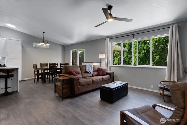 128 Glacier Avenue S, Pacific, WA 98047