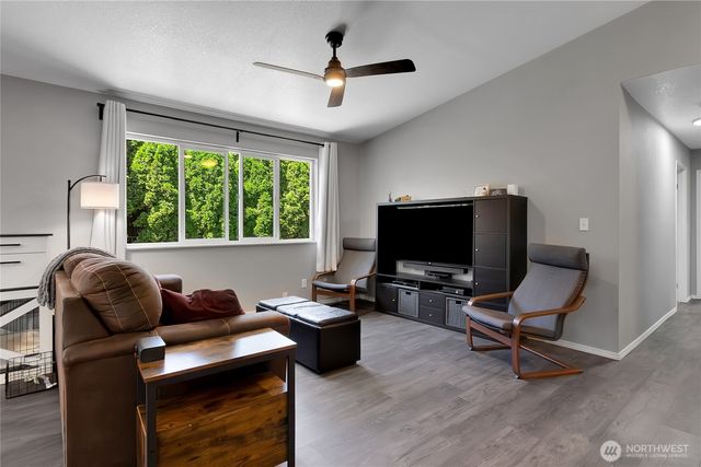 128 Glacier Avenue S, Pacific, WA 98047