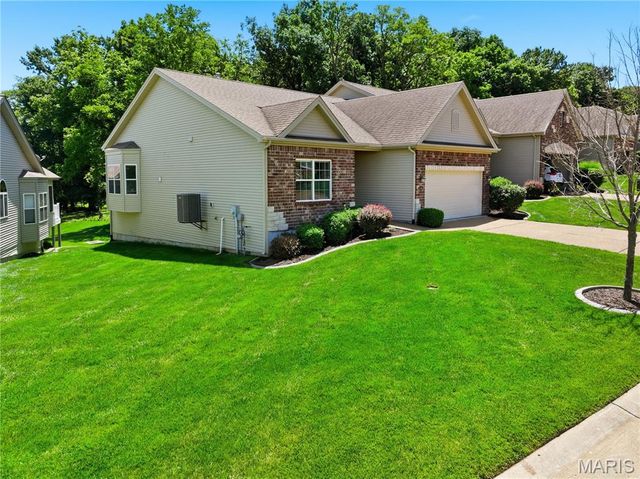 1236 Emerald Gardens Drive, St Peters, MO 63376