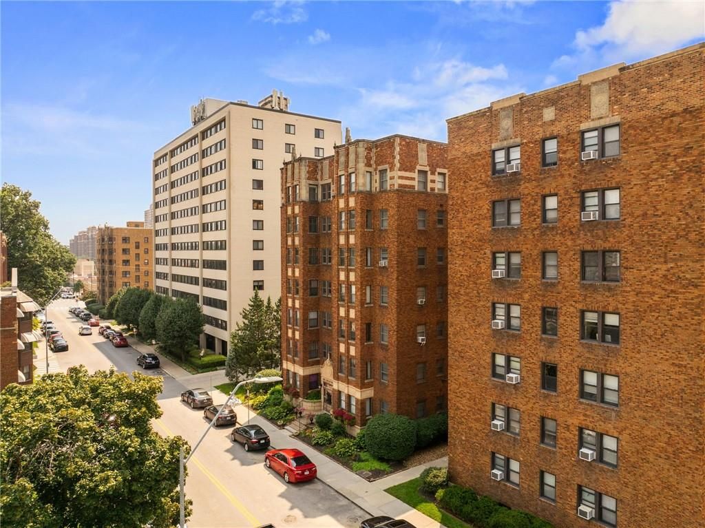 807 W 48th Street 404, Kansas City, MO 64112
