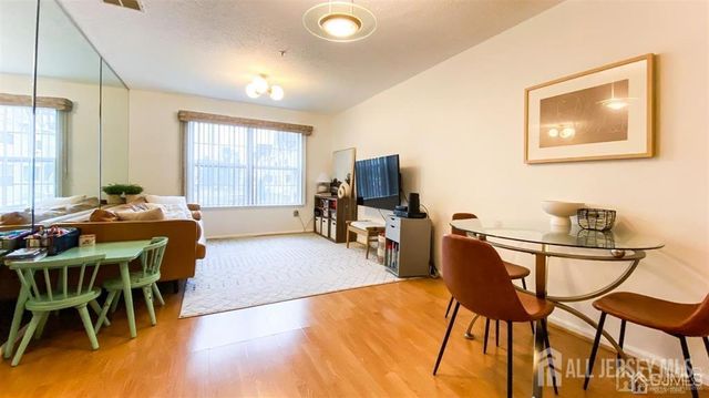 9 Wilmbelton Court, Edison, NJ 08820