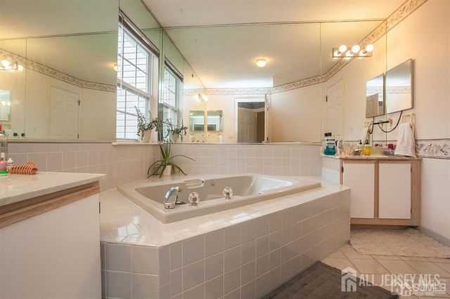 9 Wilmbelton Court, Edison, NJ 08820