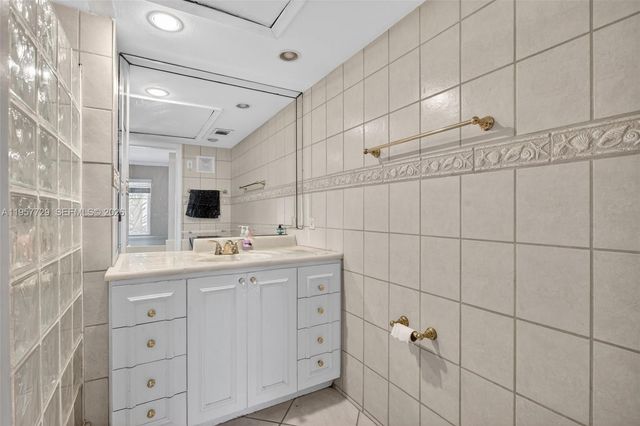 9 NE 19th Ct 104C, Wilton Manors, FL 33305