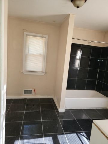 5220 University Place, Detroit, MI 48224