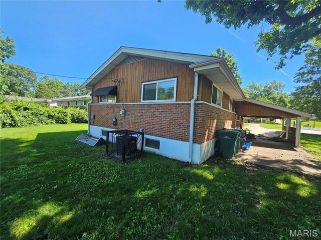 9731 Lanier Drive, St Louis, MO 63136