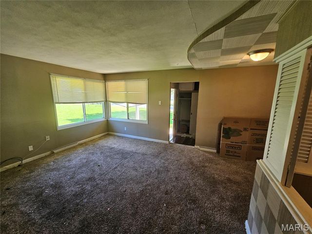 9731 Lanier Drive, St Louis, MO 63136