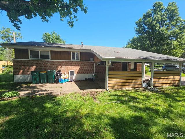 9731 Lanier Drive, St Louis, MO 63136