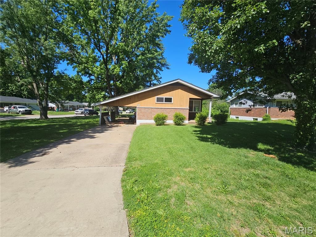 9731 Lanier Drive, St Louis, MO 63136