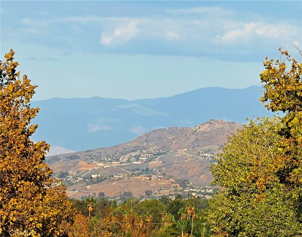 2400 Pepperwood, Corona, CA 92882