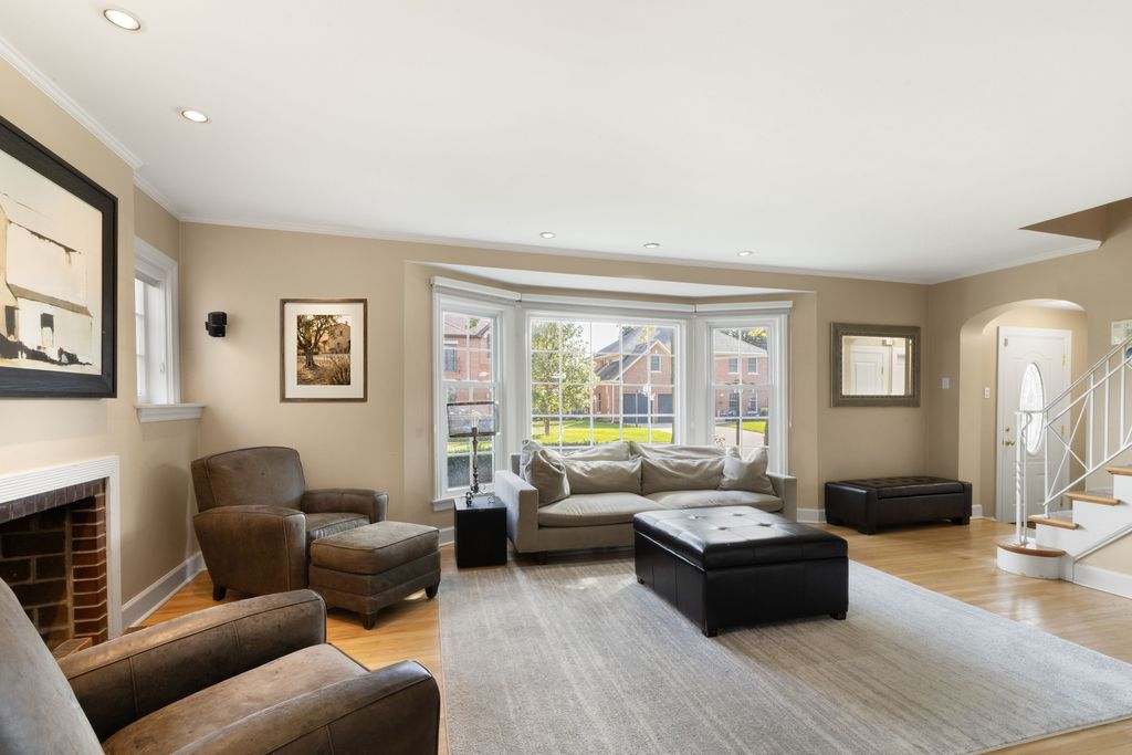 6836 N Kenton Avenue, Lincolnwood, IL 60712 — photo 2