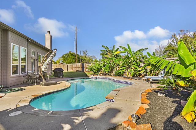 1860 Redwood Lane, Dayton, TX 77535