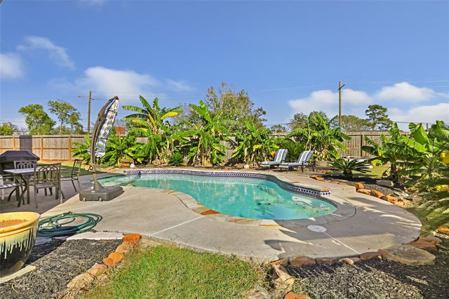 1860 Redwood Lane, Dayton, TX 77535