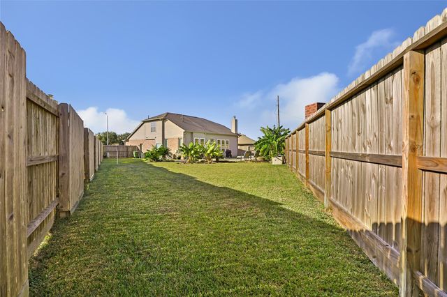 1860 Redwood Lane, Dayton, TX 77535