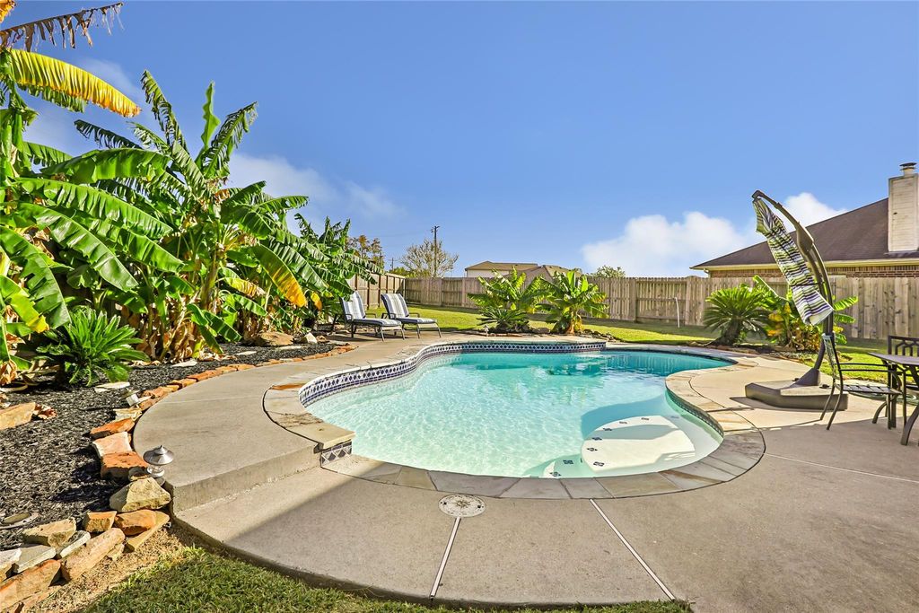 1860 Redwood Lane, Dayton, TX 77535