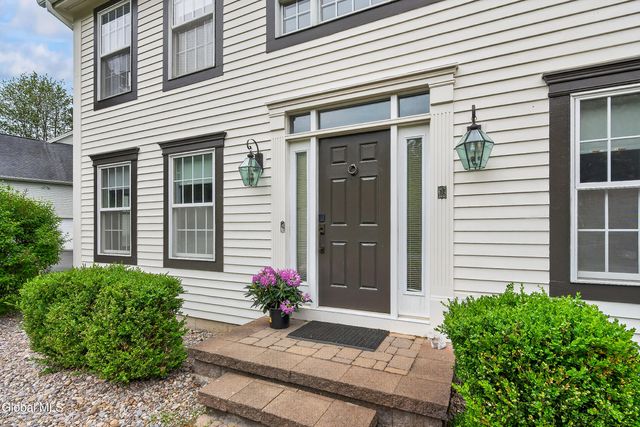 9 Owasco Court, Niskayuna, NY 12309