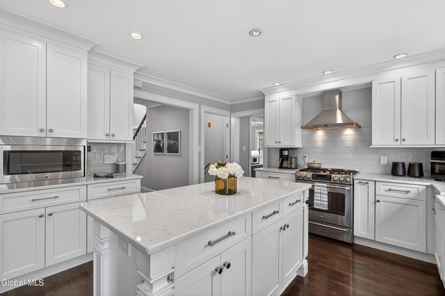 9 Owasco Court, Niskayuna, NY 12309