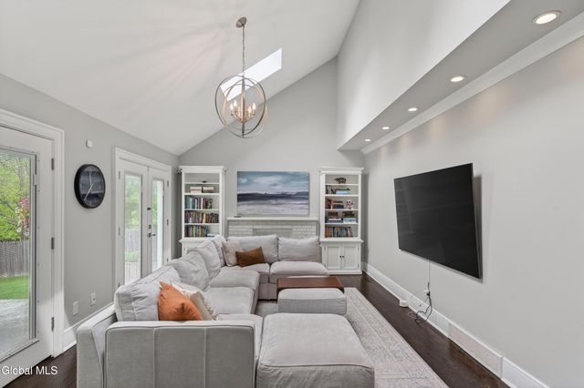 9 Owasco Court, Niskayuna, NY 12309