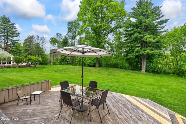 9 Owasco Court, Niskayuna, NY 12309