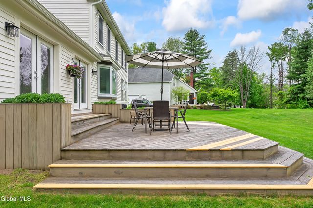 9 Owasco Court, Niskayuna, NY 12309